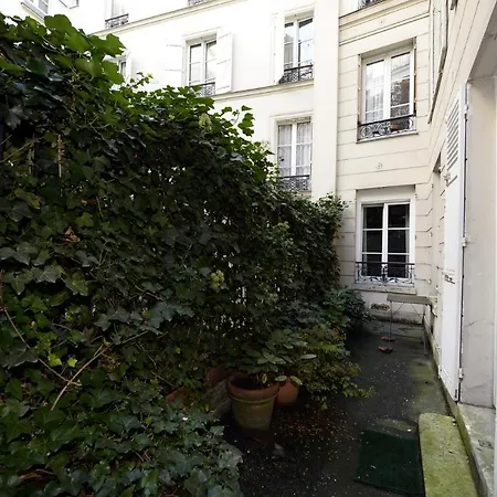 Apartment Martyrs Paris